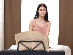 KIN8-3952 Outdoor Temptress Lorraine-Unveiling Her Sultry Body Heat